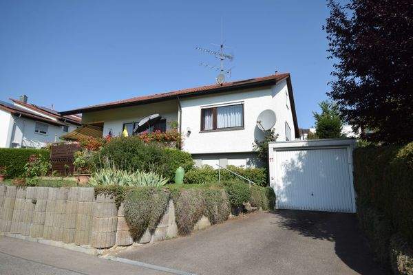 Hausansicht mit Garage