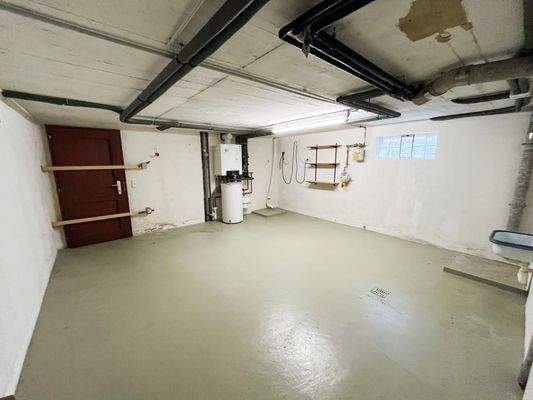  Kellerraum mit Tür zur Außentreppe