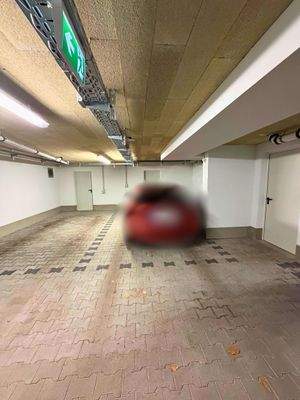 Tiefgaragenstellplatz und Zugang zum Kellerabteil