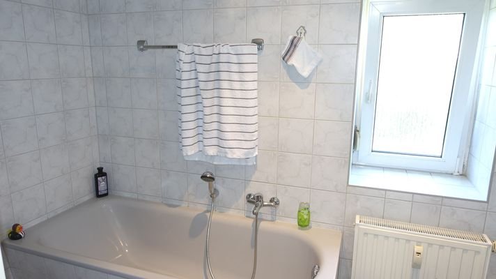 Bad 1. Obergeschoss mit Dusche und Wanne