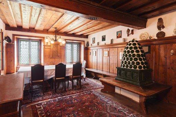 Wohnzimmer mit Kachelofen