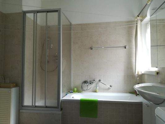 Bad DG mit Dusche und Wanne