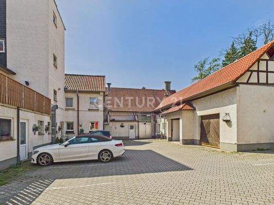 Innenhof mit vielen Stellplätzen