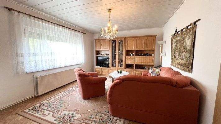 Zimmer im Obergeschoss mit großem Fenster