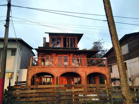 Frontansicht (mit Bauzaun)