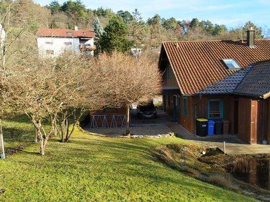 Überdachter Carport sowie Eingangsbereich