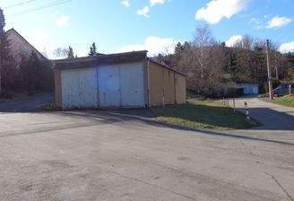 Außenansicht; es handelt sich um die linke Garage