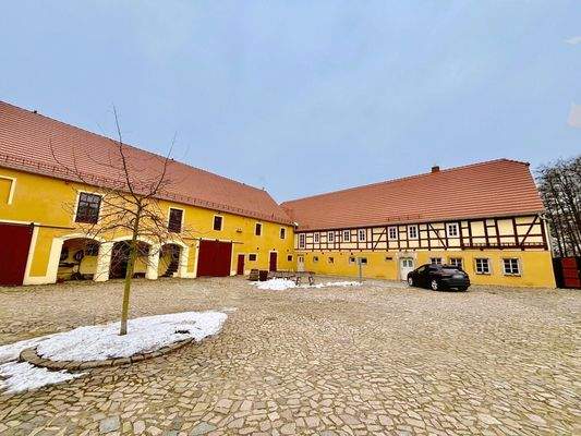 Hof mit Blick zum Wohnhaus