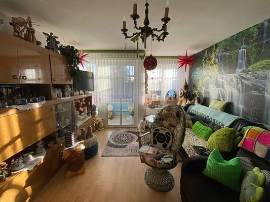 Wohnzimmer mit Ausgang Balkon