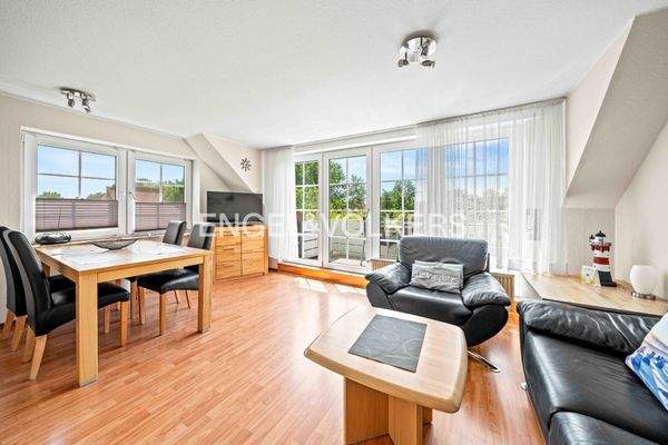 Offener Wohn- und Essbereich mit Zugang zum Balkon