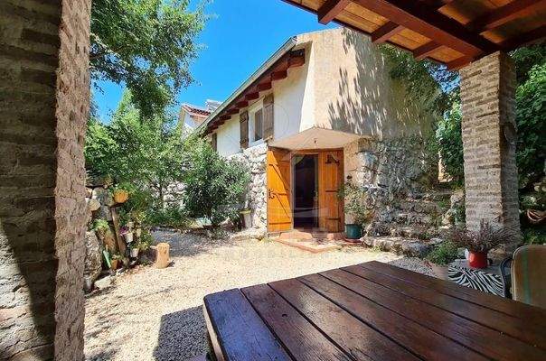 Traditionelles Steinhaus in idyllischer Natur