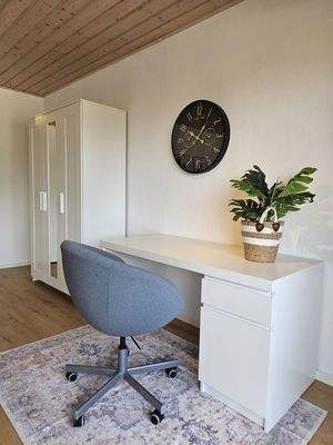 Schrank und Schreibtisch