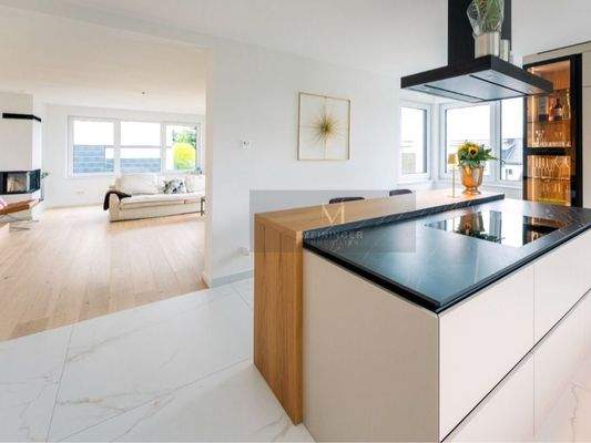 Küche mit Blick ins Wohnzimmer