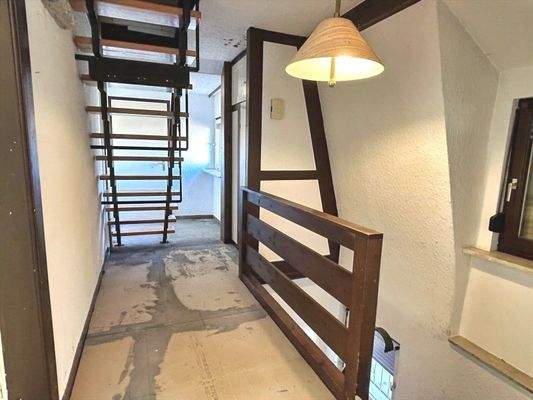 Flur OG und Treppe ins DG