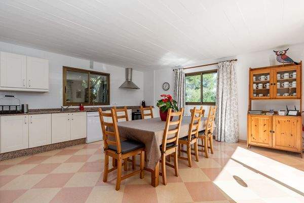 Einladender Essbereich und Küche