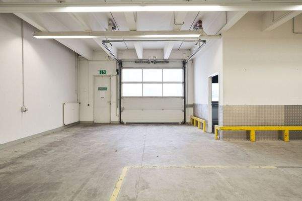 Attraktive Büro-Lager-Kombination mit ebenerdigem Rolltor