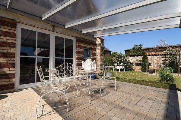 Überdachte Terrasse an der Scheune