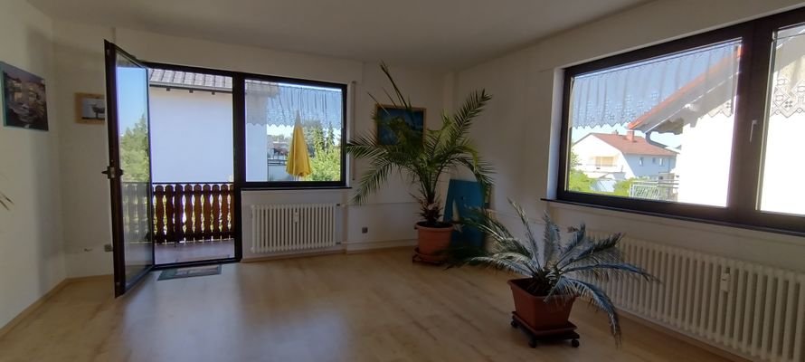 Wohnzimmer mit Zugang zum Balkon.jpg