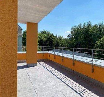 Süd-Westliche Dachterrassen-halb überdacht