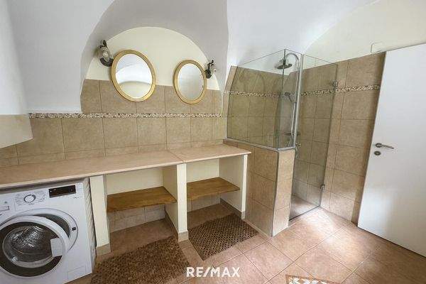 Helles Badezimmer mit stilvollem Design