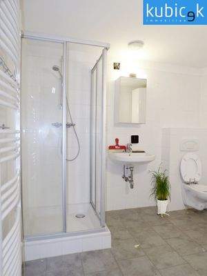 Bad mit Dusche, Waschtisch und WC