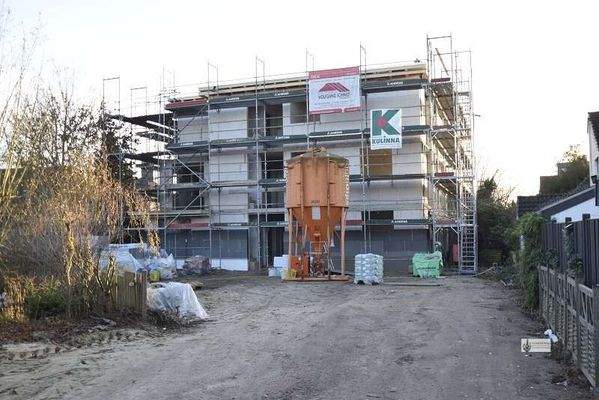 Es wird gerade die Außendämmung angebracht