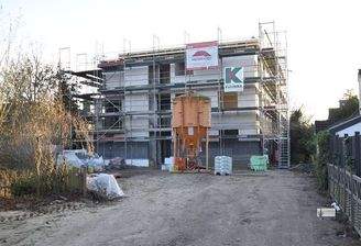 Es wird gerade die Außendämmung angebracht