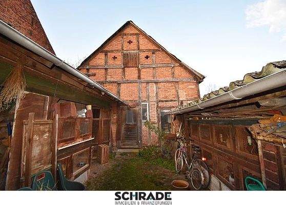 Kaninchenställe auf dem Weg zur Scheune