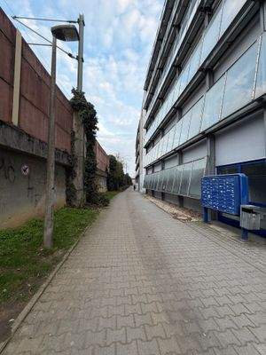 Fußgängerweg vor dem Haus.jpeg