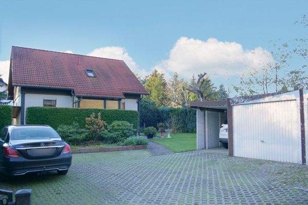 Haus mit Einfahrt, Garagen+Carport