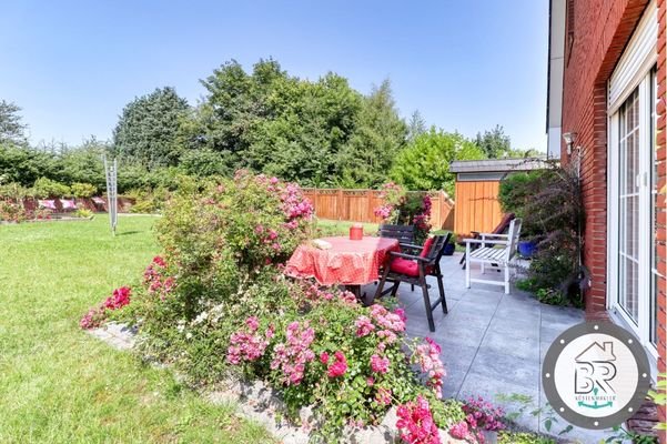 Westliche Terrasse mit prachtvollen Rosen