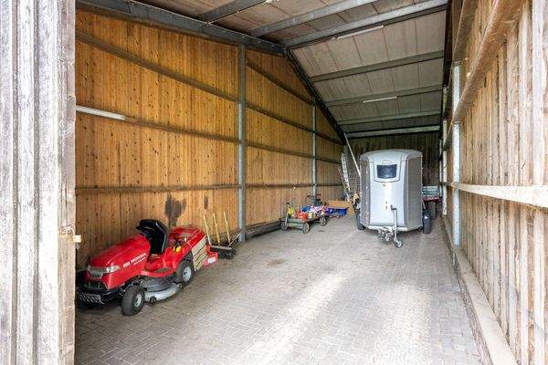 Lagermöglichkeit / LKW-Unterstand