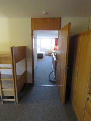 Blick vom Schlafzimmer in den Wohnraum 