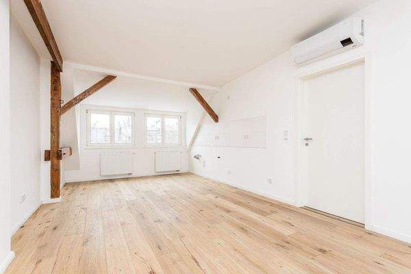 Geräumiges Wohnzimmer mit offener Küche