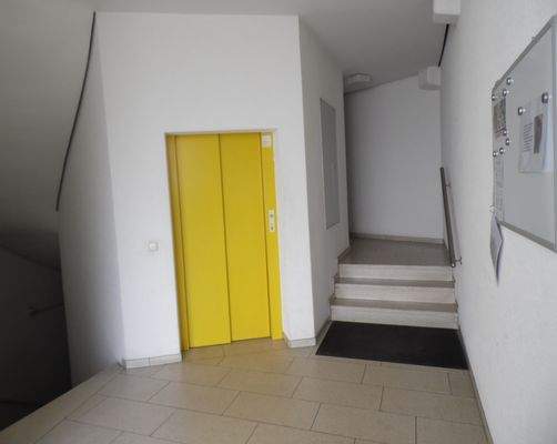 Treppenhaus mit Aufzugsanlage