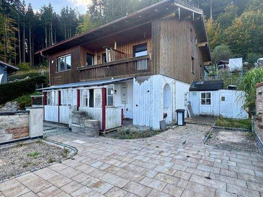 Außenansicht mit Terrasse