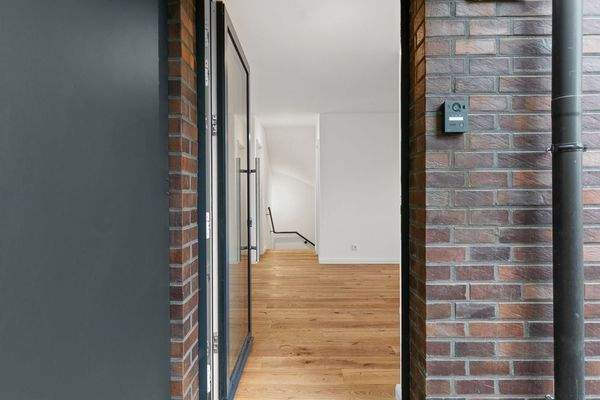 Geöffnete Eingangstür mit Blick in die Wohnung