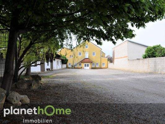 Große Freiflaeche im Hof