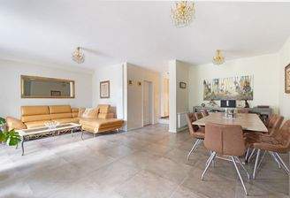 Helles Ess-und Wohnzimmer