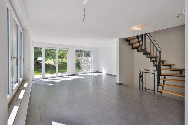 Wohnzimmer eines leerstehenden Hauses