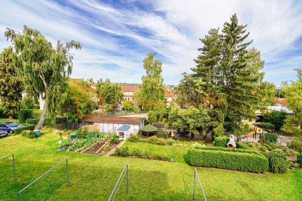 Gartenansicht mit Himmel