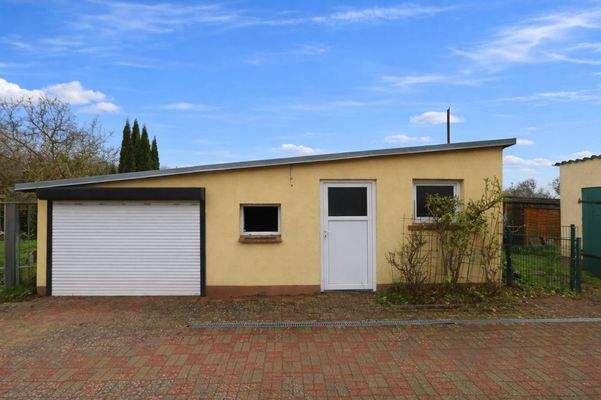 Nebengelass mit Garage