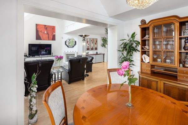 Blick zum Wohnbereich mit Galerie