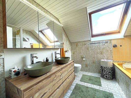 Badezimmer mit Wanne und Dusche