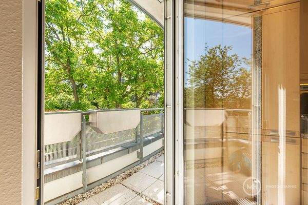 Ausgang aus Küche auf den umlaufenden Balkon