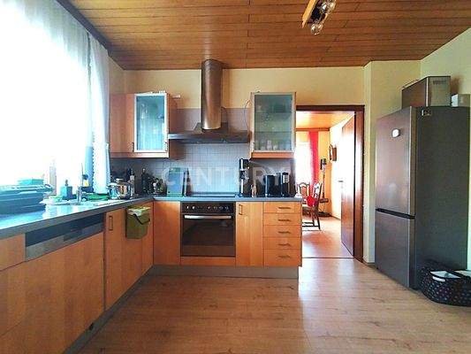 Die helle große Küche im OG