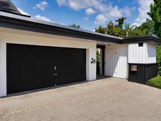 Doppelgarage und Eingang