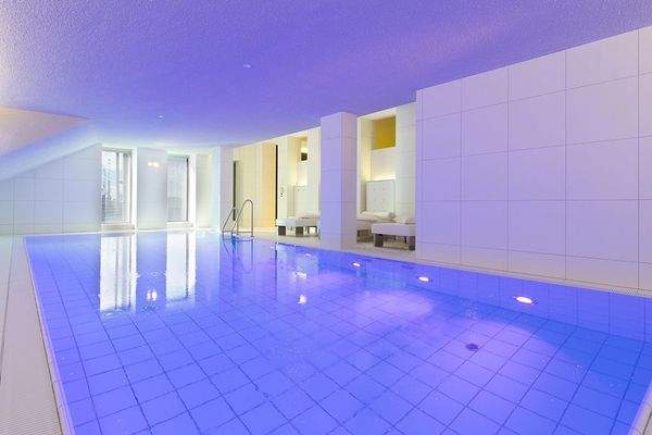 Poolbereich mit Gegenstrom-Schwimmanlage – ideal für Fitness und Entspannung