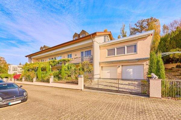 Vorderansicht mit Garagen und Stellplätzen