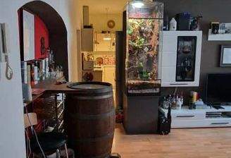 Wohnzimmer mit Holzfass